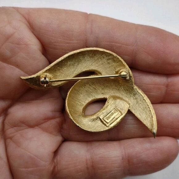 Vintage Crown Trifari Gold Tone Swirl Brooch Pin, 2" - Picture 3 of 4